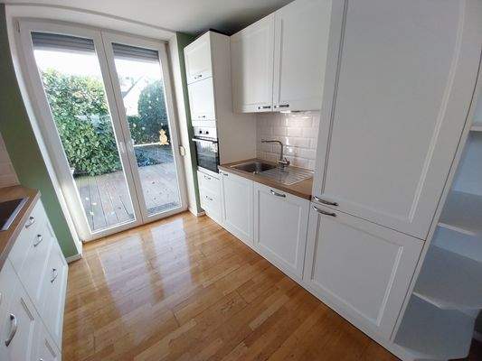 Moderne Küche mit Zugang zur Terrasse