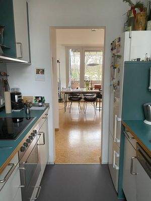 Blick aus der Küche ins Esszimmer