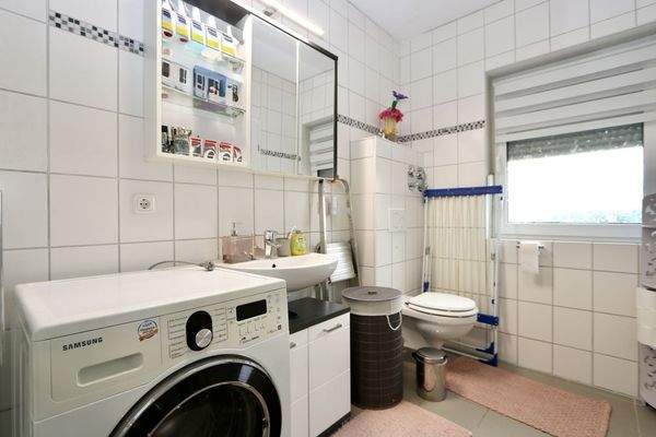 mit Waschmaschinenanschluss