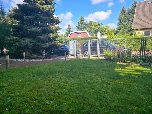 Garten und Hauptzugang