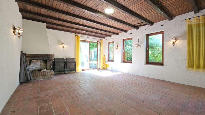 Gartenpavillon mit Kamin.jpg