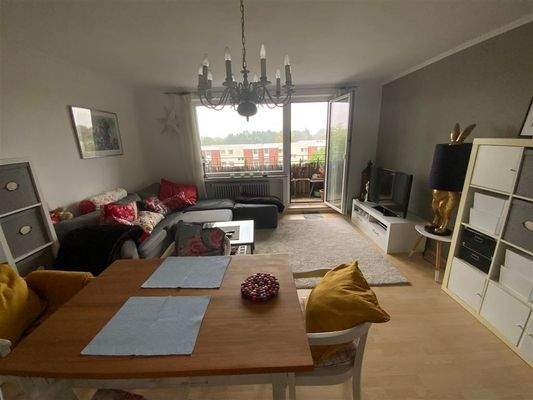 Wohnzimmer mit Zugang zur Loggioa