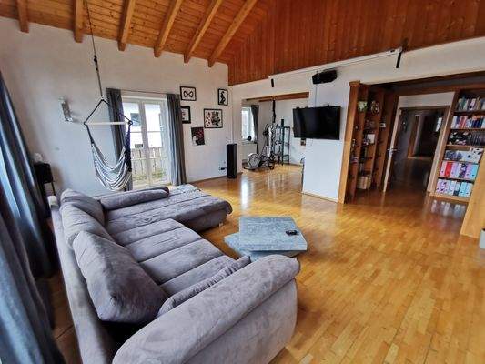 OG-Wohnzimmer mit Balkonzugang