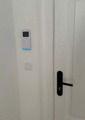 Hochwertiger Türgriff, moderne Gegensprechanlage