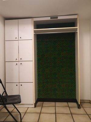 Gaderobe im Souterrain.jpg