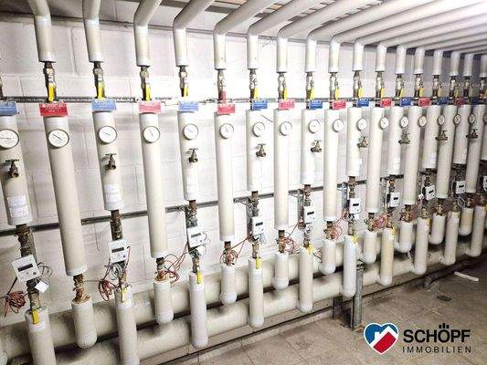Keller: Heizungsanlage mit Zählern für jede Einhei