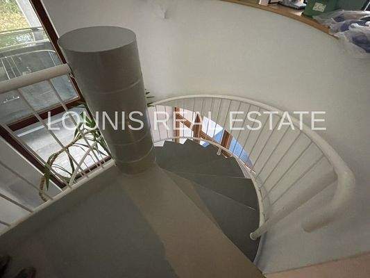 Wendeltreppe als Verbinung von einem Büro ins andere Büro innerhalb einer abgeschlossenen Büroeinheit