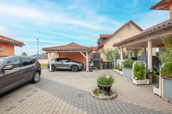 Hof mit Carport und Stellplatz