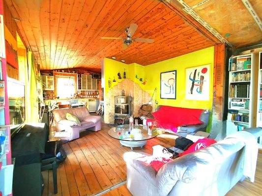 Das lichtdurchflutete Wohnzimmer in Blickrichtung Küche