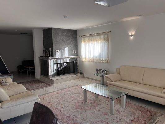 Wohnzimmer mit Kamin.jpeg