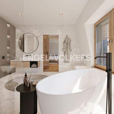 Badezimmer mit freistehender Badewanne