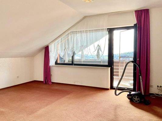 DG Wohnzimmer mit großen Balkon