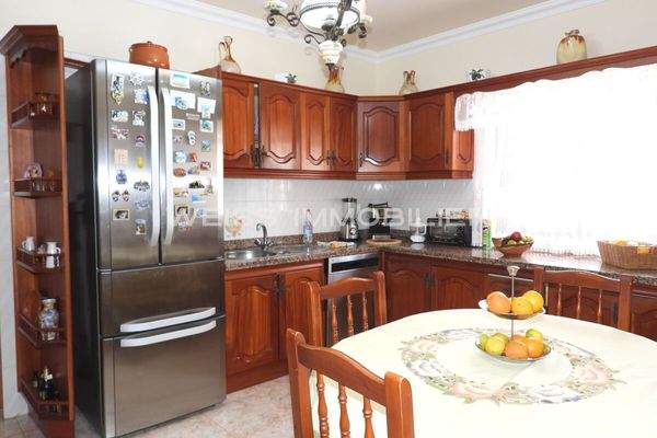 Geräumige Küche mit Esstisch