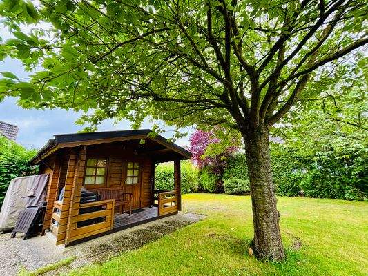 Gartenhaus mit Veranda.JPG