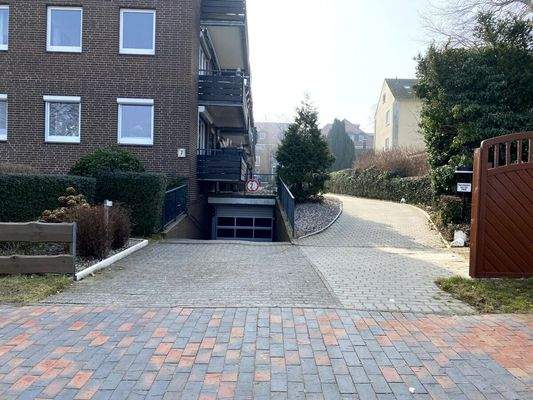 Einfahrt Wohnanlage mit TG