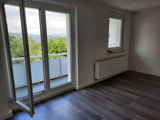 Wohnzimmer mit Balkon