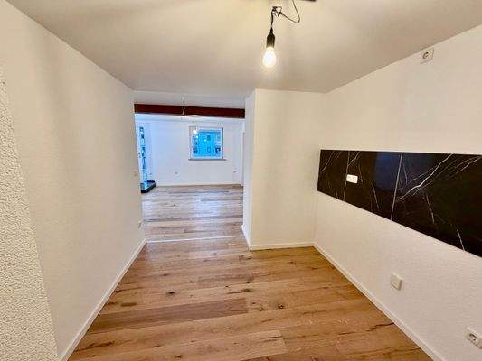 Küche mit Blick ins Wohnzimmer