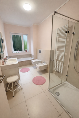 Elegantes Badezimmer mit Fenster, Wanne und Dusche