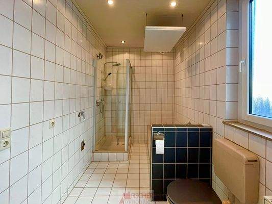 Bad mit Wanne + Dusche