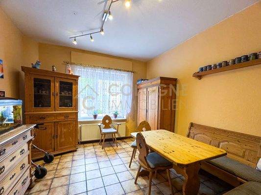 Esszimmer mit großen Fenstern in Richtung Straße