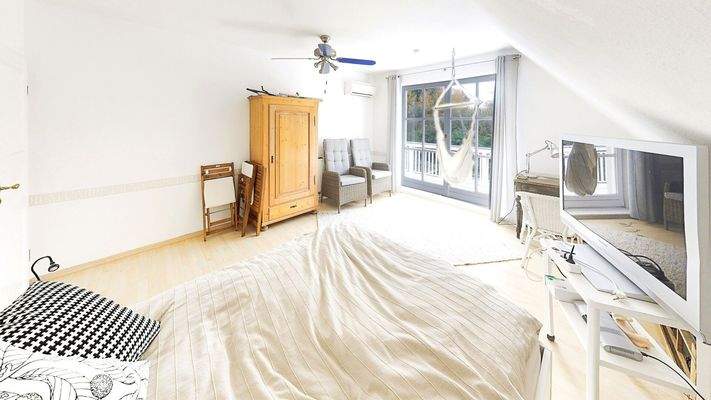 Schlafzimmer 1 im Obergeschoss mit Zugang zum Balk