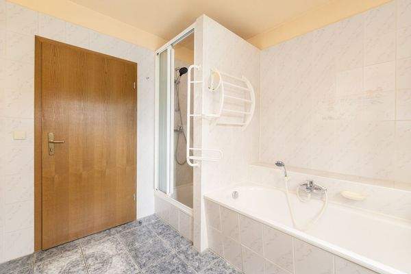 Dusch - und Wannenbad im Erdgeschoss