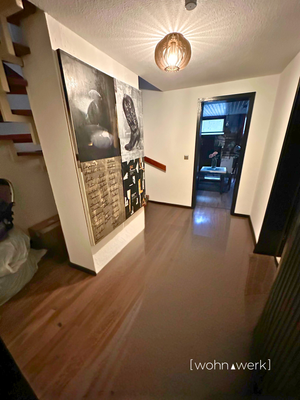 Flur im Kellergeschoss mit Zugang zu 4 weiteren wohnlich ausgebauten Räumen