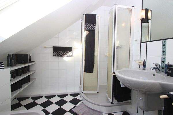 … mit Fenster und Dusche