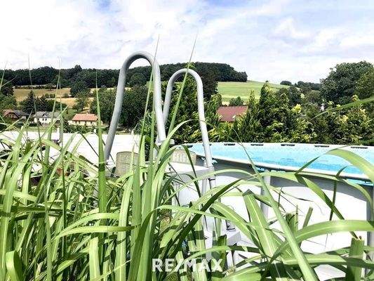 Pool mit Blick in den Wienerwald