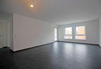 Wohnbereich mit Zugang zum Balkon