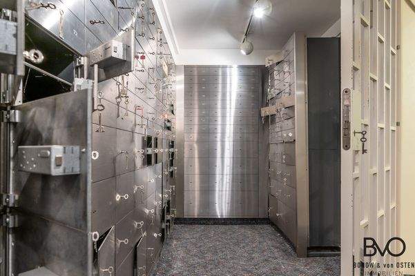 Hochsicherheits-Tresoranlage mit großzügiger Schließfachkapazität
