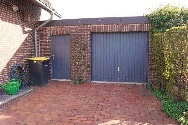 Garage und Tür zum Garten