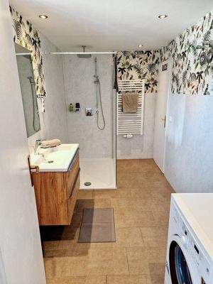 modernes Badezimmer mit Dusche