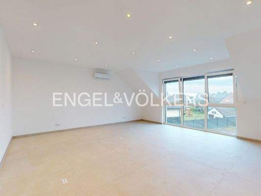 großzügiges Schlafzimmer im OG