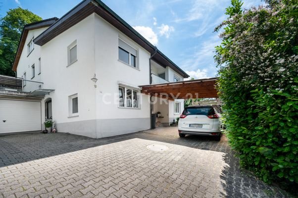 Hausansicht Garage und Carport