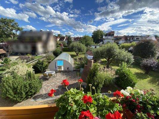 Blick vom Balkon in den Garten