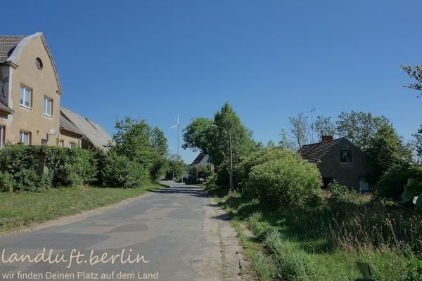 Dorfstraße - links das Gutshaus, rechts das Grunds