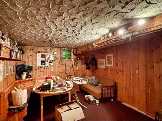 uriger Hobbyraum im Keller