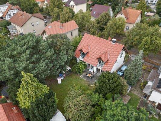 Haus, Garten und Umgebung aus der Vogelperspektive