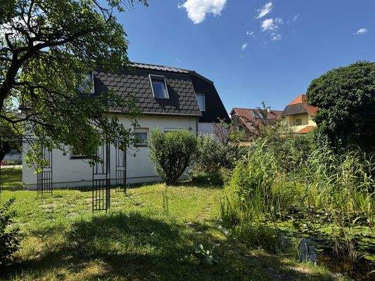 Gartenansicht mit Biotop