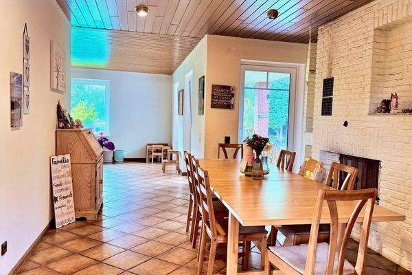 Diele mit Essbereich und Kamin