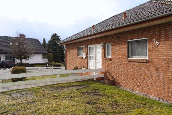 Wohnhaus mit Vorgarten