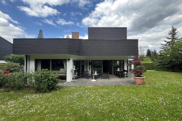 Hausrückseite mit Terrassenbereich bzw. Rasenfläche