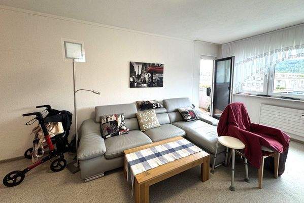 Wohn-Esszimmer mit Zugang auf Südbalkon