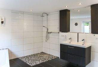 Badezimmer mit Dusche und Badewanne
