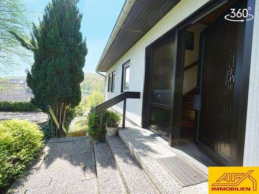 Einfamilienhaus mit Garage und Garten