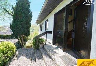 Einfamilienhaus mit Garage und Garten