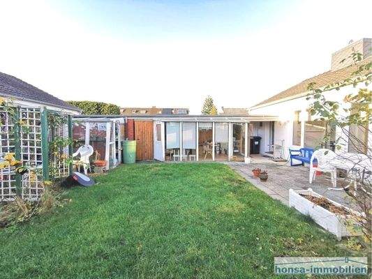 Garten mit Blick auf den Wintergarten