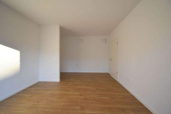 Wohnzimmer mit offener Küche.JPG