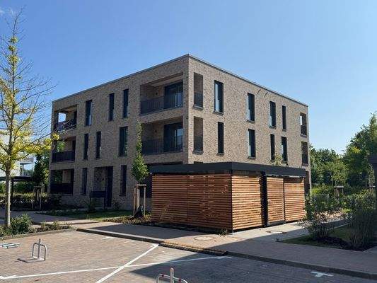 Ansicht Nord mit Abstellhaus für Fahrräder